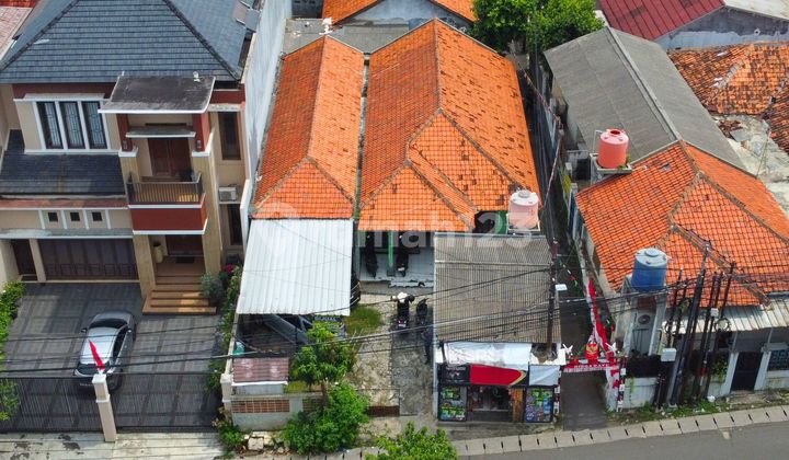 House in West Pejaten with access for 2 cars, 11 meters wide, near Pejaten Raya. House in West Pejaten with access for 2 cars, 11 meters wide, near Pejaten Raya.