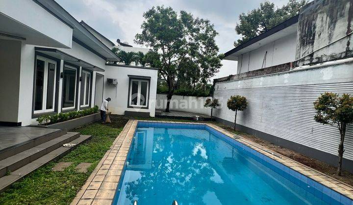 Rumah di Bangka Kemang Jalan Raya, Dengan Taman Dan Kolam Renang 1