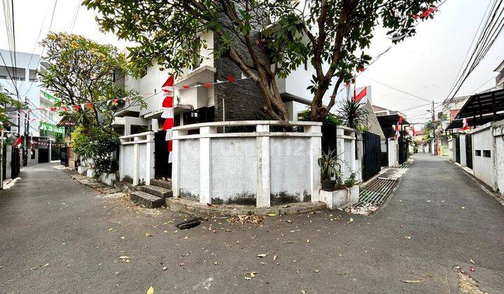 Rumah di Tebet Timur, Akses Jalan 1 Mobil, Dekar Taman 2