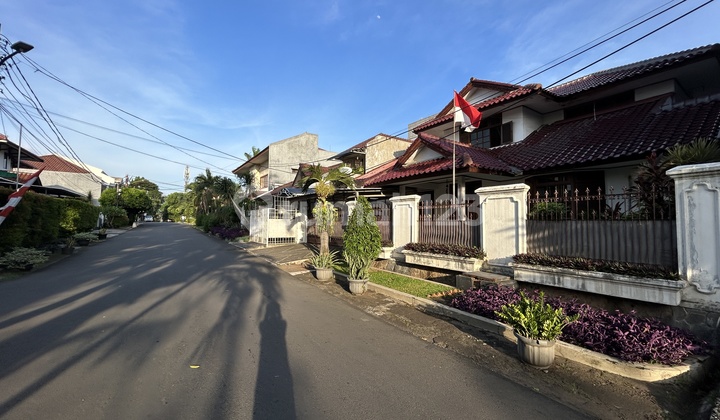 Rumah di Dalam Komplek Gudang Peluru Depan Taman Jalan Lebar 2