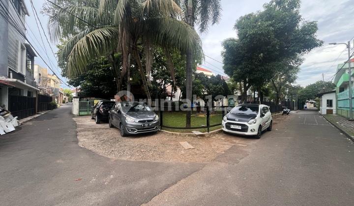 House in Tebet Timur, Access for 2 Cars, Facing Park