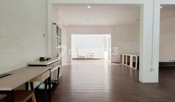 House in Kebayoran Baru, facing a park, wide access for 2 cars. 2