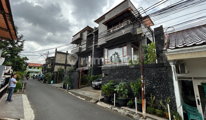 Rumah di pejaten barat, akses jalan 2 mobil, 3 lantai ada lift, dekat pejaten raya pejaten village