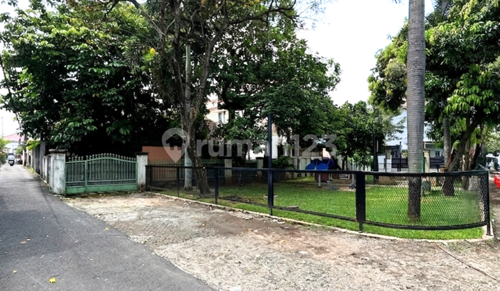 Rumah di Tebet Timur Akses 2 Mobil, Depan Taman Rumah di Tebet Timur Akses 2 Mobil, Depan Taman