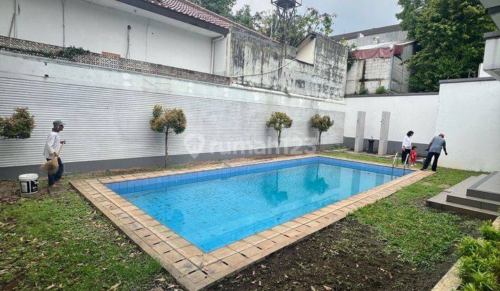 Rumah di Bangka Kemang Jalan Raya, Dengan Taman Dan Kolam Renang 2