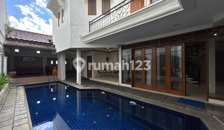 Rumah di dalam komplek gudang peluru, akses lebar depan taman, ada pool 2