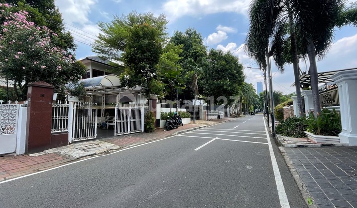 Rumah di menteng, akses 2 mobil 