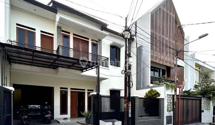 Rumah di Tebet Barat, Akses Jalan 2 Mobil Depan Taman 1