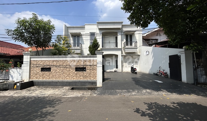 House in Tebet Timur with Access for 3 Cars House in Tebet Timur with Access for 3 Cars