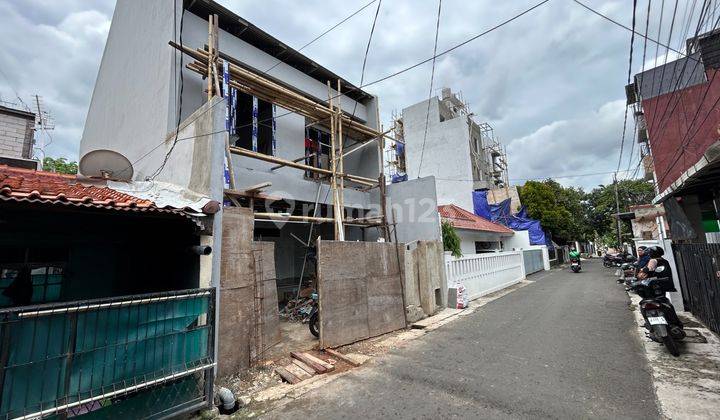 Rumah di Tebet Utara, Akses Jalan 2 Mobil 1