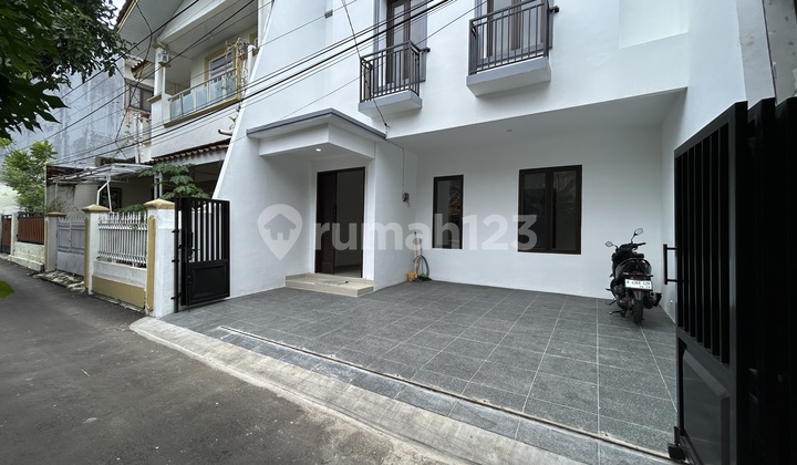 Rumah di Tebet Barat , Akses Jalan 1 Mobil, Dekat Taman 2