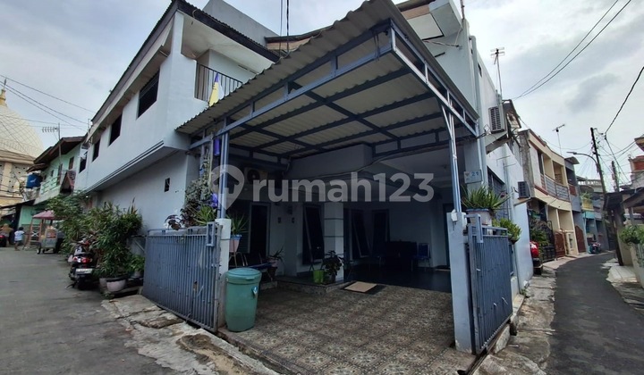 Boarding house in Ros Field, Bukit Duri, Tebet, with two-car road access.