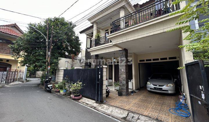 Rumah Siap Huni di Lapangan Ros Tebet, Akses Jalan 2 Mobil 1