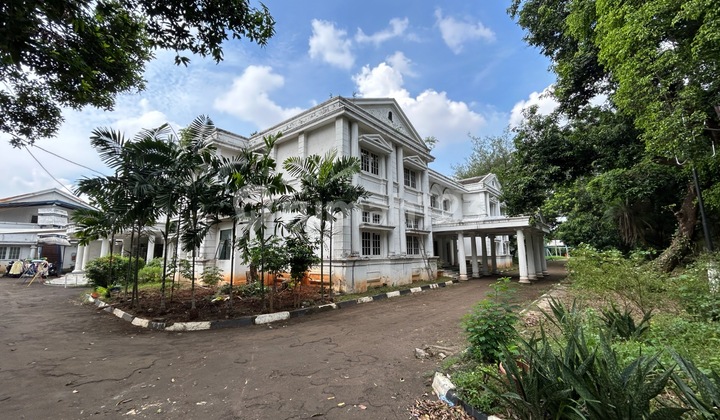 House in Kemang below NJOP, land area 1 hectare (ha), land calculation, access to main road. House in Kemang below NJOP, land area 1 hectare (ha), land calculation, access to main road.