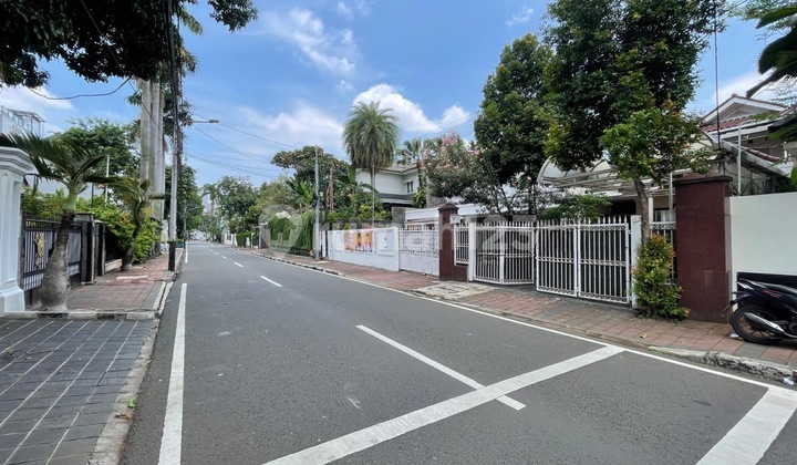 Rumah di menteng, akses 2 mobil  2