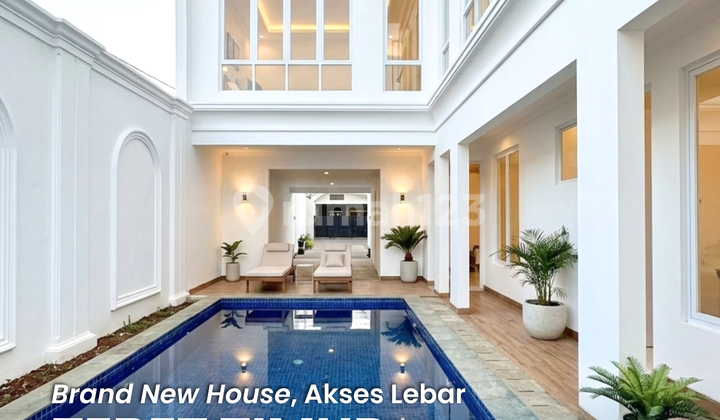 House in Tebet Timur, Wide Access for 3 Cars, 3 Floors with Elevator and Swimming Pool. 2