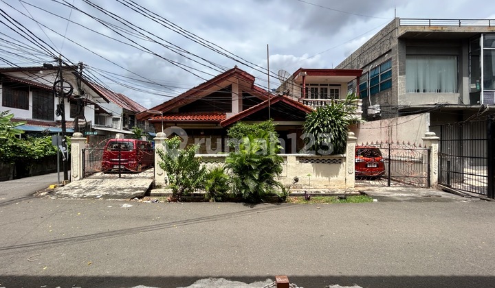 House in Tebet, two-car road access, like in a complex, near a park. House in Tebet, two-car road access, like in a complex, near a park.