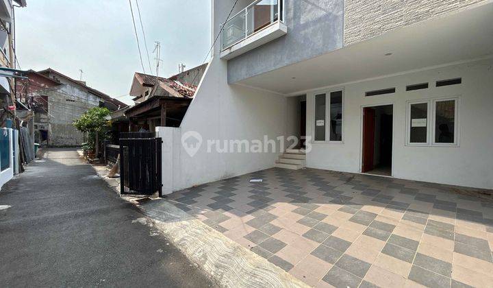 Rumah di Tebet Timur, Akses Jalan 1 Mobil, Dekat Taman 2