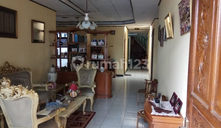 House in Setiabudi, South Menteng Atas, access for 2 cars. 2