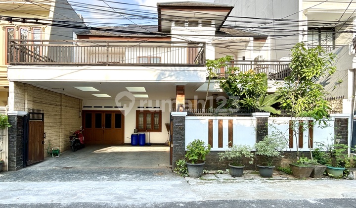 House in Tebet Timur with Wide Road Access for 3 Cars House in Tebet Timur with Wide Road Access for 3 Cars