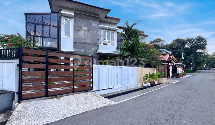 Rumah Siap Huni Jalan 3 Mobil Dekat Taman 1