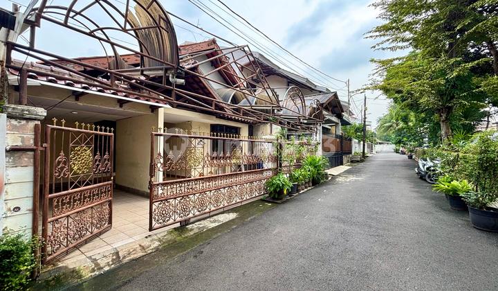 Rumah Hitung Tanah Hadap Taman Akses Jalan 2 Mobil 1