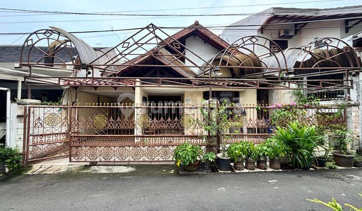 Rumah Hitung Tanah Hadap Taman Akses Jalan 2 Mobil 2