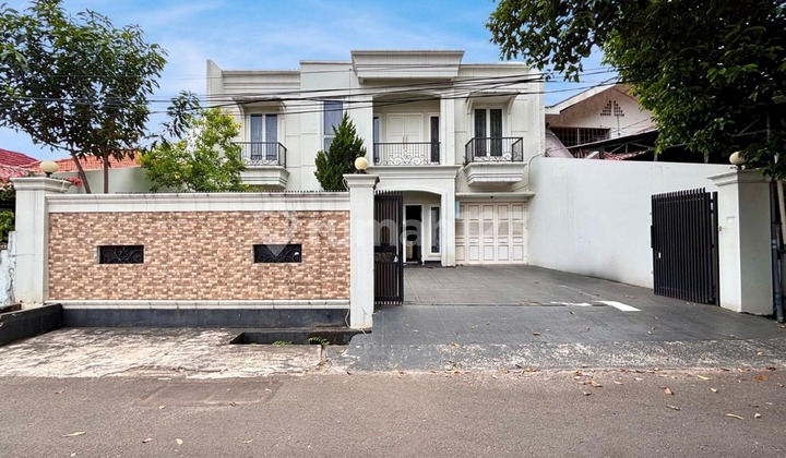 Rumah Mewah Lokasi Kawasan Bisnis Strategis, Akses Mudah Lingkungan Aman & Nyaman