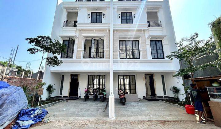 Mampang Prapatan - American Classic Townhouse, Brand New House 2