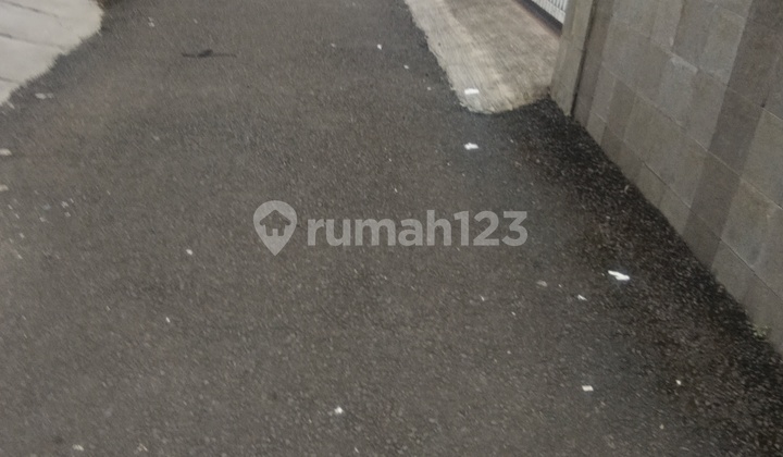 For Sale, House Suitable for Boarding House, Close to Various Public Facilities 2