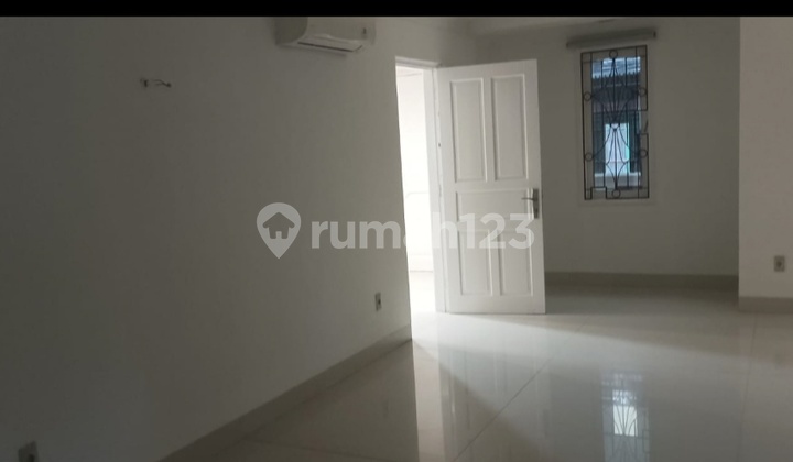 Rumah Tanjung Duren Jalan 2 Mobil Hoek