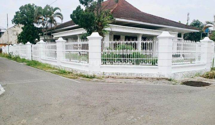 Rumah Hook Luas Nyaman Deket Hotel Alila Solo