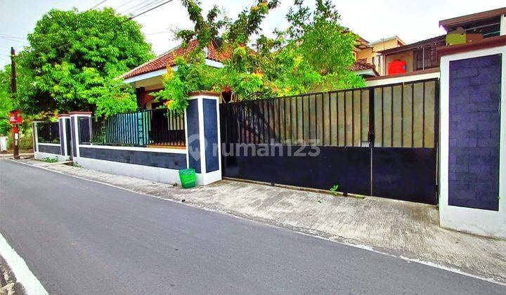 Rumah Bagus Halaman Luas di Tengah Kota Solo 1