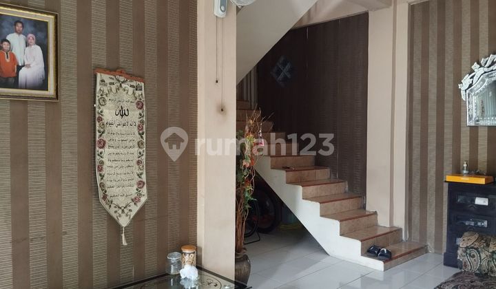 Rumah Hook Bagus 2 Lantai dekat Mall Solo Square 2