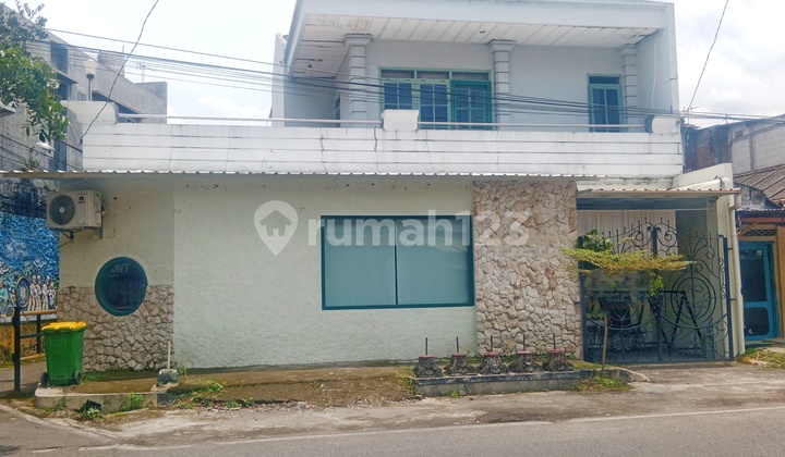 Rumah Estetika di Pinggir Jalan Raya Solokota Rumah Estetika di Pinggir Jalan Raya Solokota