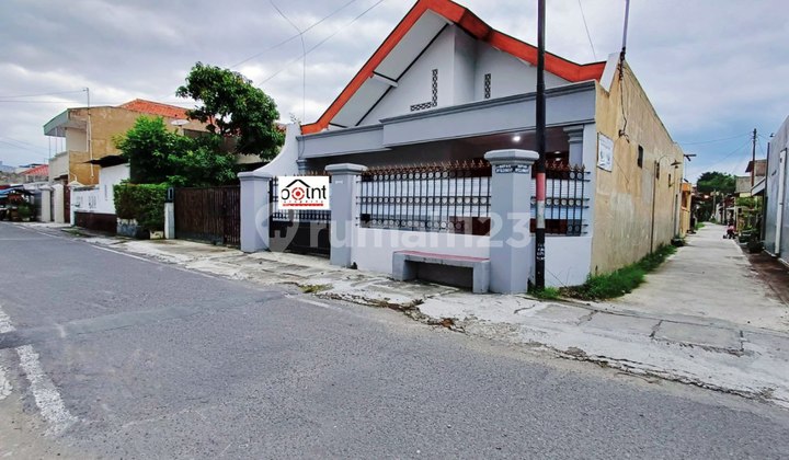 Nice House in Downtown Solo Near The Park Mall Nice House in Downtown Solo Near The Park Mall