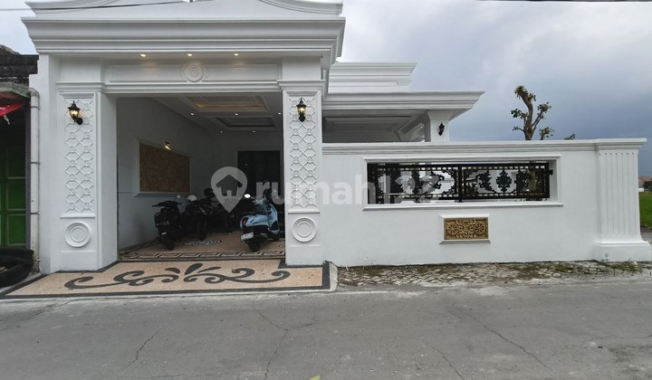 Rumah Hook Mewah Classic Semi Furnish Di Ngemplak Kartasura