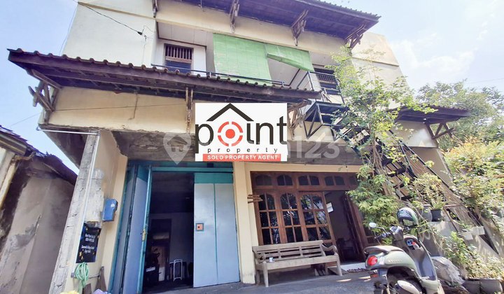Active 3-Story Boarding House in the Center of Solo City Active 3-Story Boarding House in the Center of Solo City