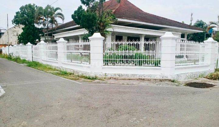 Rumah Hook Klasik Dan Strategis Dekat Mall Solo Square 1