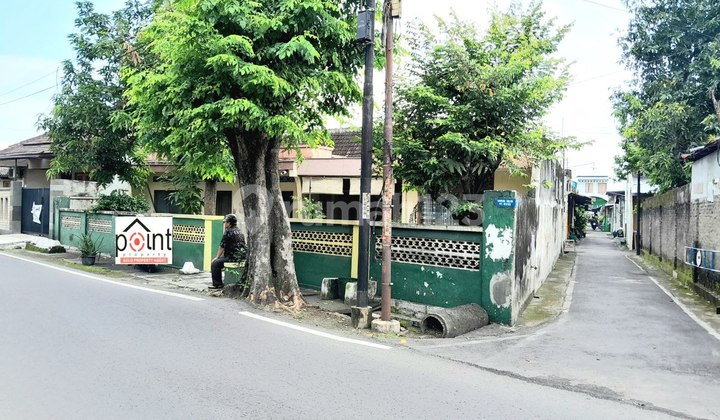 Rumah Lama Hitung Tanah Di Tepi Jalan Utama Solo 2