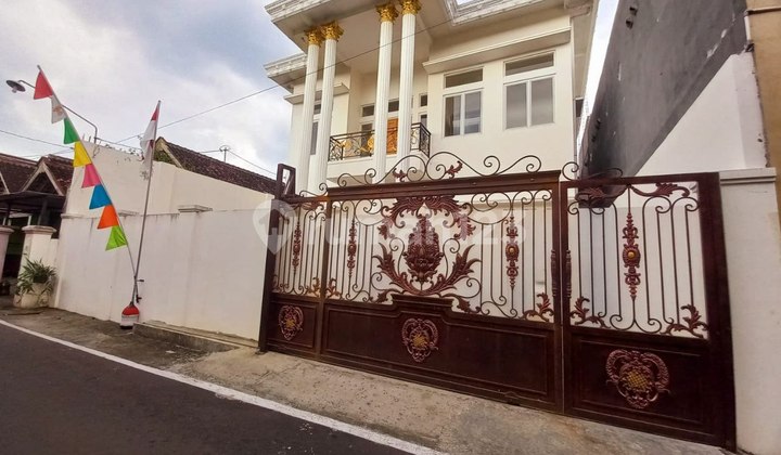 Luxurious 2-Story House Near Nusukan Market, Solo