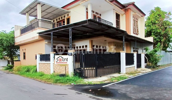 Two-Story Hook House Near Adi Soemarmo Airport, Solo Two-Story Hook House Near Adi Soemarmo Airport, Solo