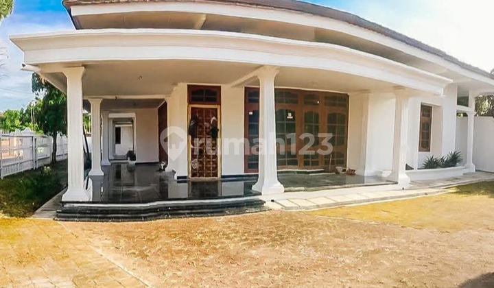 Rumah Hook Klasik Luas Dekat Mall Solo Square 2