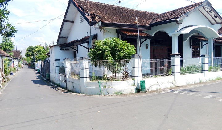 Rumah Strategis Hitung Tanah Dekat De Tjolomadu 2