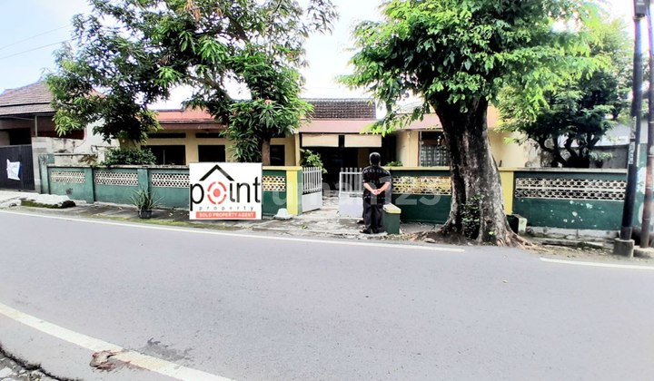 Rumah Lama Hitung Tanah Di Tepi Jalan Utama Solo 1