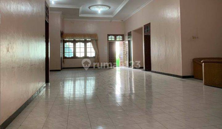 Rumah Hook Klasik Dan Strategis Dekat Mall Solo Square 2