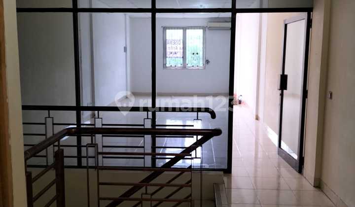 Disewakan ruko rapih siap pakai cocok untuk kantor 4