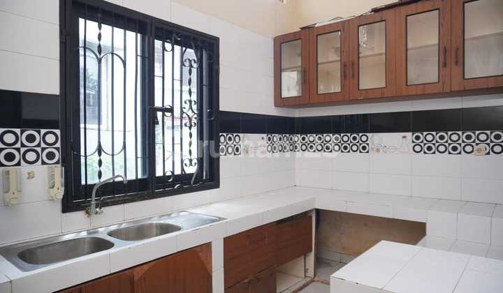 Rumah, 3 Lantai, SHM Full Furnished Lokasi Strategis 2