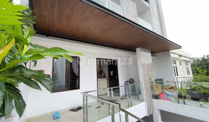 Rumah 3 Lantai Bagus Furnished SHM di Cengkareng, Jakarta Barat 2