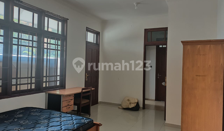 Rumah Disewakan, Bangunan Modern, Ada 8 Kamar, Bisa Juga Untuk Kantor, Fully Furnished, AC Tiap Ruangan, Parkiran Luas, di Menteng, Jakarta Pusat 2